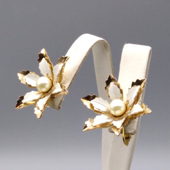 Vintage Emmons Flower Earrings, Gold Tone and White Floral Clip Ons with Pearl - Picture 3 of 4